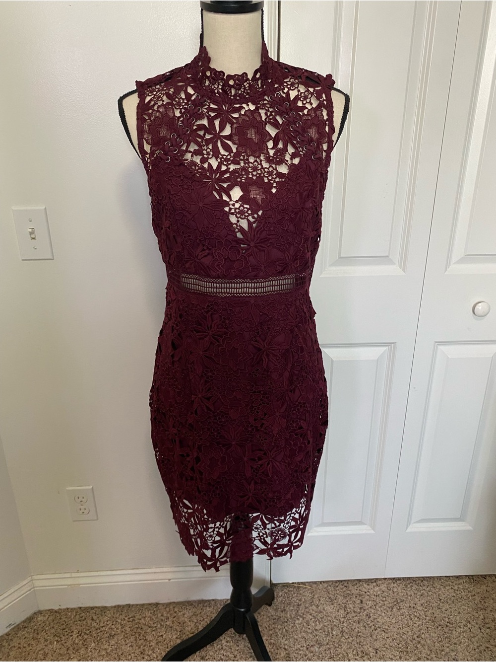 Bardot Sleeveless Burgundy Lace Sheath Dress Stunning